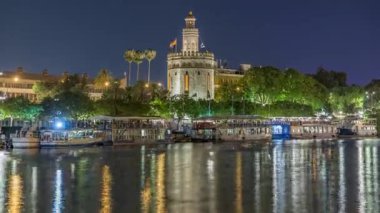 Torre del Oro zaman atlaması, Sevilla, İspanya 'da bir askeri gözetleme kulesi. Guadalquivir Nehri erişimini kontrol etmek için Almohads tarafından inşa edildi. Geceleyin yansımaları olan tarihi bir yer..