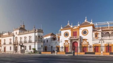 Plaza de Toros de la Real Maestranza de Caballeria de Sevilla zaman atlaması. Trafik ön cephenin önünden geçiyor. İspanya 'nın Sevilla şehrinde boğa güreşi festivalleriyle tanınan tarihi boğa güreşi..