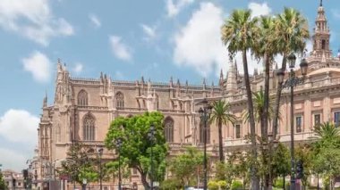 İspanya 'nın Sevilla şehrinde, Antik tüccarlar değiş tokuşunda yer alan Hint Zaman Hızı Arşivi' nin generali. Tramvay Constitucion Bulvarı boyunca ilerliyor. Dağınık bulutlu mavi gökyüzü.