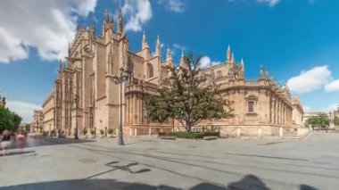 Seville Katedrali ve Giralda Kulesi Sevilla, İspanya 'da zaman atlaması. Dünyanın en büyük gotik katedrali UNESCO miras alanı. Mavi gökyüzünün altında Avenue de la Constitucion 'da yer alıyor.