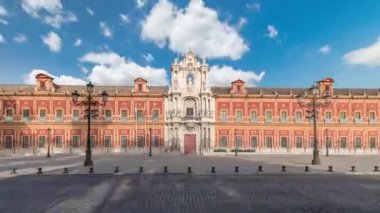 San Telmo Sarayı Seville, İspanya 'da zaman atlaması. Eskiden navigatörler için üniversite, şimdi ise Endülüs Hükümeti 'nin merkezi. Süslü görünüşlü ve zengin tarihli Barok mimarisi