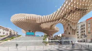 Encarnacion Meydanı 'ndaki Metropol Şemsiyesi zaman atlaması, panoramik yürüyüş yolu ve bir arkeoloji müzesi olan fütürist ahşap yapı. Mavi gökyüzü, merdivenler, trafik ve şehir manzarası Sevilla, İspanya