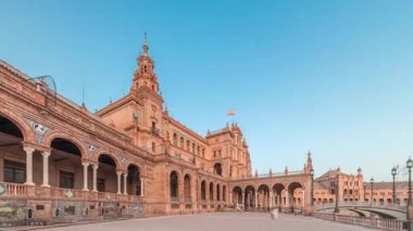 Seville Timelapse hiperlapse 'deki Plaza de Espana, Ibero-American Exposition için inşa edilen Maria Luisa Park' taki büyük bir mimari kompleks. Günbatımında köprüler ve klasik sokak lambaları