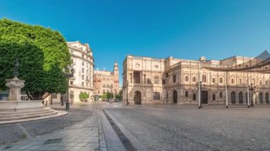 Panorama, Sevilla, San Francisco Plaza 'daki belediye binasının sabah saatlerini gösteriyor. Mavi gökyüzü altında geleneksel Endülüs binalarıyla çevrili Kasa Düşünceli, Plateresk mimari