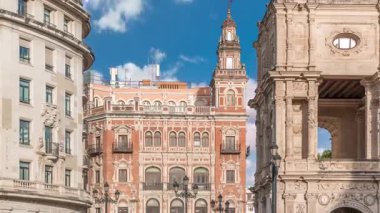 Central de Telefonica 'nın sabah programı ve Sevilla, San Francisco Plaza' daki belediye binası. Casa Consistorial, Plateresque mimarisinin mavi bulutlu gökyüzünün altında tramvayı olan başyapıtı.