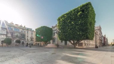 Panorama Avda 'yı gösteriyor. De la Constitucion, Seville, İspanya 'nın Casco Antiguo bölgesindeki ana cadde. Edificio de la Adriatica ile zaman atlaması, tarihi binalar ve geçen tramvaylar