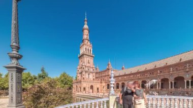 Panorama, Seville Timelapse 'de Plaza de Espana' yı gösteriyor. Maria Luisa Park 'ta Ibero-American Exposition için inşa edilmiş büyük bir mimari kompleks. Mavi gökyüzünün altında köprüler, kanallar ve klasik sokak lambaları