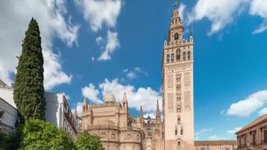 Seville Katedrali ve Giralda Kulesi Sevilla, İspanya 'da zaman atlaması. Dünyanın en büyük gotik katedrali olan UNESCO miras alanı Virgen de los Reyes Meydanı 'nda mavi gökyüzünün altında yer almaktadır.
