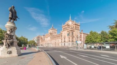 Panorama, İspanya, Valladolid Plaza de Zorrilla 'da Süvari Akademisi' nin zaman çizelgesini gösteriyor. Karmaşık mimarisi olan tarihi askeri bina, bulutlu mavi bir gökyüzünün altında kalabalık şehir manzarası ile çevrili.