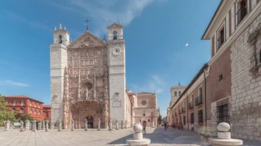 Panorama, tarihi San Pablo Kilisesi 'nin Valladolid zaman çizelgesini gösteriyor. Karmaşık cephesini, gül penceresini, giriş kapısını ve ikiz kulelerini gösteriyor. İspanya 'nın Castilla y Leon kentindeki eski bir Dominik manastırı..