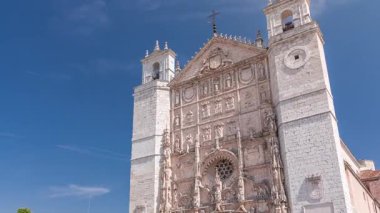 Valladolid Zaman Çizelgesi 'ndeki tarihi San Pablo Kilisesi karmaşık cephesini, gül penceresini, giriş kapısını ve ikiz kulelerini gözler önüne seriyor. İspanya 'nın Castilla y Leon kentindeki eski bir Dominik manastırı..
