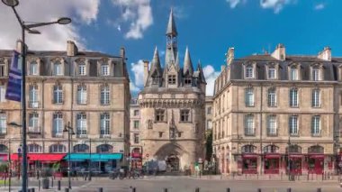 Ortaçağ mimarisi ve kuleleriyle Fransa 'nın Bordeaux kentinde tarihi Porte Cailhau zaman atlaması. Şehir manzaraları caddelerde tramvay trafiği ile birlikte geçidi ve canlı çevreyi gösteriyor.