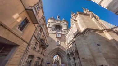 Porte Saint Eloi Timelapse hiperlapse (ayrıca Grosse Cloche olarak da bilinir), Fransa 'nın Bordeaux şehrinde bulunan bir ortaçağ gotik geçididir. Şehir tarihinin büyük bir çanı ve saati olan bir sembolü. Mavi gökyüzü güzelliğini arttırır