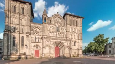 Eglise Abbatiale Sainte-Croix zaman atlaması Bordeaux, Fransa 'da, ortaçağ Katolik kilisesinde. Tarihi eser, mavi gökyüzü altında zengin mimari ve kültürel mirası sergiliyor