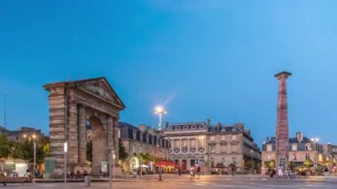 Place de la Victoire 'da Porte dAquitaine kemeri ve dikilitaş Bordeaux, Fransa' da gece gündüz geçiş süreleri aşırı hızlanıyor. Tramvay hatları, kafeleri ve çevresini çevreleyen canlı Bordeaux 'nun tarihi simgesi.
