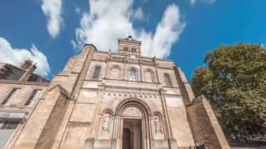 Santiago de Compostela 'ya giden Hacılar Yolu' nun bir parçası olan Bordeaux, Fransa 'da Aziz Seurin Bazilikası zaman atlaması. Mavi bulutlu gökyüzünün altında, detaylı girişi olan tarihi kilisenin ön manzarası..