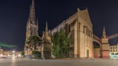 Saint-Andre de Bordeaux Katedrali. İkiz kuleleri olan gece hiperhızlandırılmış. Aydınlatılmış binalar ve ağaçlar. Pey Berland Meydanı akşam için şehir atmosferi yaratır. Bordeaux, Fransa