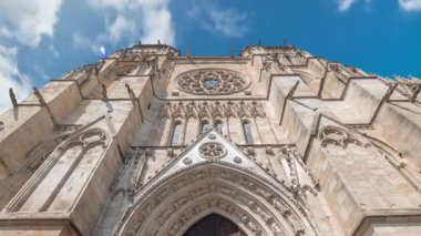 Saint-Andre de Bordeaux Katedrali 'nin zaman çizelgesi. Canlı mavi bulutlu gökyüzünün altında ikiz kuleler var. Girişle ilgili perspektife bakmak sakin bir şehir atmosferi yaratır. Bordeaux, Fransa