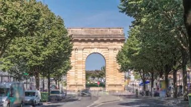 Porte de Bourgogne zaman dilimi, Fransa Bordeaux 'daki tarihi ortaçağ kapısı. Klasik mimari, ağaçlı sokaklar ve yoğun trafik ile çevrili, zafer kemeri olan ikonik bir yer.