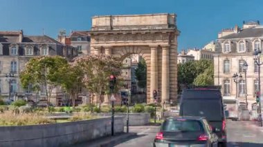 Porte de Bourgogne zaman atlaması, Fransa Bordeaux 'daki tarihi ortaçağ geçidi. Klasik mimari, ağaçlı sokaklar ve yoğun trafik ile çevrili, zafer kemeri olan ikonik bir yer.