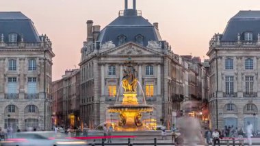 Place de la Bourse ve Miroir deau gündüz Bordeaux, Fransa 'daki geçiş zamanları aydınlatılmış tarihi mimariyi yansıtıyor. Tramvay ve tramvay geçen şehir ve çeşme.