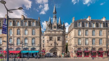 Ortaçağ mimarisi ve kuleleriyle Fransa 'nın Bordeaux kentinde tarihi Porte Cailhau zaman atlaması. Şehir manzaraları caddelerde tramvay trafiği ile birlikte geçidi ve canlı çevreyi gösteriyor.