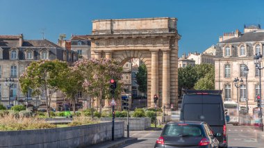 Porte de Bourgogne zaman atlaması, Fransa Bordeaux 'daki tarihi ortaçağ geçidi. Klasik mimari, ağaçlı sokaklar ve yoğun trafik ile çevrili, zafer kemeri olan ikonik bir yer.