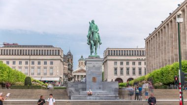 Brüksel, Belçika 'daki Place de l' Albertine 'in hiperlapesi, Kral I. Albert ve Belçika Kraliyet Kütüphanesi' nin bronz binicilik heykeli. Arka planda Mont des Arts Garden manzarası