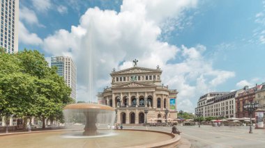 Frankfurt 'taki Alte Oper (Eski Opera) evinde, Opernplatz' da bir konser salonu. Meydanda, tarihi dönüm noktalarını vurgulayan insanların dolaştığı merkezi bir çeşme bulunuyor.