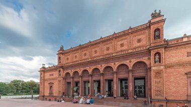 Hamburger Kunsthalle zaman atlaması, Almanya 'nın Hamburg kentindeki bir sanat müzesi olup ülkenin en büyük sanat eserlerinden biridir. Gökyüzünde bulutlar olan tarihi binanın ön görüntüsü