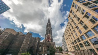 Ehemalige Hauptkirche St. Nikolai zaman atlaması hipervanesine, Hamburg, Almanya 'da yanan Aziz Nicholas Kilisesi' nin çan kulesine bakış açısına bakıyorum. İkonik neogotik anıt sitesi