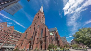 St. Peter Kilisesi ya da Hauptkirche St. Petri zaman atlaması Hamburg, Almanya 'da. Bu Protestan Luteryan kilisesinde yüksek kulesi, trafiği ve mavi gökyüzü arkaplanı olan gotik mimari yer almaktadır.