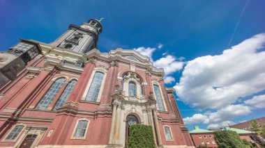 St. Michael Kilisesi zaman atlaması, Hamburg, Almanya. Hauptkirche Sankt Michaelis, ya da Michel şehirdeki en ünlü Lutheran kilisesidir, bir barok kulesi ve ikonik saati vardır.