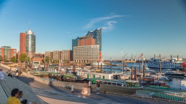 Jan Fedder Gezinti Alanı Hamburg, Almanya 'da, canlı bir liman bölgesi. Günbatımında Elbe Nehri 'nde ünlü binalarla birlikte gemiler ve botlar. Rahatlama ve manzaralı güzellik