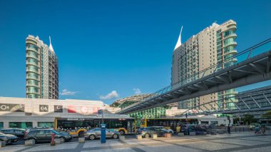 Vasco da Gama Alışveriş Merkezi, Lisboa Oriente tren istasyonunun yakınındaki hızlandırılmış zaman aşımı. İki gökdeleni ve yürüyen köprüsü olan büyük bir mimarlık projesinin parçası. Lizbon, Portekiz