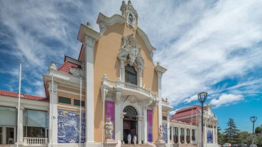 Pavilhao Carlos Lopes hiperlapse, Lizbon (Carlos Lopes Pavilion) Parque Eduardo VII 'de yer alan eski Sergi Sarayı. Ön cephede Azulejo var. Portekiz