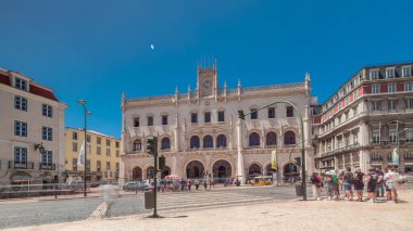 Lizbon 'daki Rossio İstasyonu zaman aşımına uğradı. Zebra geçişi ve sokak trafiği ile ön manzara. Don Pedro IV Meydanı 'ndaki 19. yüzyıl demiryolu binası. Portekiz.