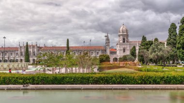 Empire Square Timelapse hiperlapse (Portekizce Praca do Imperio), Belem 'deki Jeronimos Manastırı' nın yanındaki şehir meydanı ve park. Göletli ve çeşmeli yeşil bahçe. Lizbon, Portekiz