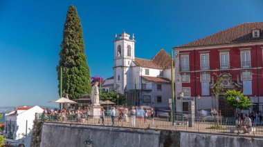 Sao Vicente zaman atlaması (Saragossa 'lı Aziz Vincent) heykeli, Alfama Bölgesi' ndeki Largo De Santa Luzia kilisesinde Lizbon 'un koruyucu azizi. Miradouro das Portas do Sol. Lizbon, Portekiz.