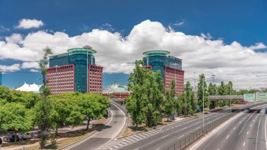 Centro Colombo 'nun ve Lizbon' daki modern ofis binalarının uçuş hızları. Otoyolda trafik vardı ve bulutlar mavi gökyüzünde hareket ediyordu. Şehir merkezindeki ünlü alışveriş merkezi. Portekiz