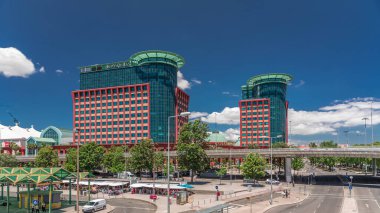 Centro Colombo 'nun ve Lizbon' daki modern ofis binalarının uçuş hızları. Otobüs durağı yakınındaki yolda trafik ve mavi gökyüzünde hareket eden bulutlar. Şehir merkezindeki ünlü alışveriş merkezi. Portekiz