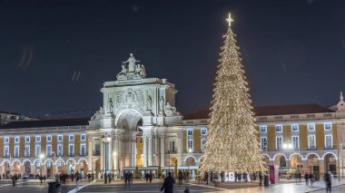 Lizbon 'daki ticaret meydanı, Noel' de yüksek bir ağaç ve geceleri kemerle aydınlandı. Dekorasyon ve tarihi mimarinin yer aldığı şenlikli atmosferin zamanlaması