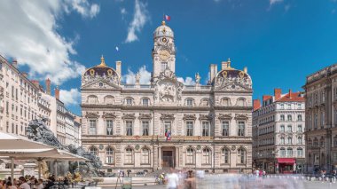 Hotel de Ville de Lyon 'dan Hyperlapse, Fransa' nın tarihi Lyon belediye binası. Kare zaman diliminde insanlar fıskiyenin yanında geziniyor. Mavi gökyüzünün altında bir barok ve klasik mimari mucize.