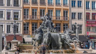 Belediye Binası yakınlarındaki Place des Terreaux 'da bulunan Lyon' un sembolü Bartholdi Çeşmesi 'nin hiperlapası. Akan suyla çevrili binicilik heykeli, tarihi mimari zaman çizelgesiyle çevrili. Fransa