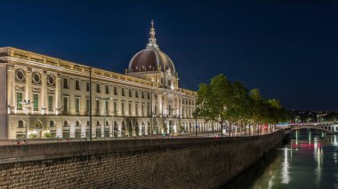 Lyon, Fransa 'da Grand Hotel-Dieu gece hızlandırması. Bu tarihi bina artık lüks bir alışveriş merkezi. Işıklandırılmış kubbeler ve avlular Rhone Nehri 'ne yansıyor.