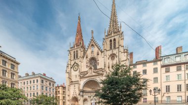 Fransa 'nın Lyon kentindeki Presqu' ile bölgesindeki Saint-Nizier Kilisesi 'nin hiperlapası. Kutsal Havariler Kilisesi olarak bilinen süslü detaylarla dolu tarihi bir Gotik kilisesi zaman çizelgesini sergiliyor.