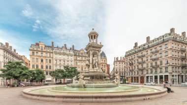 Fransa 'nın başkenti Lyon' da bulunan Place des Jacobins 'in hiperlapesi, tarihi binalarla çevrili Fontaine des Jacobins' e ev sahipliği yapmaktadır. Bulutlu bir gökyüzü altında hareketli şehir meydanı