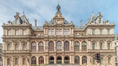 Fransa 'nın başkenti Lyon' da bulunan Les Cordeliers bölgesinde Palais de la Bourse 'un (Palais du Commerce) ön manzarası. 19. yüzyıldan kalma tarihi bir bina. Trafiği cadde saatlerinde geçiyor.