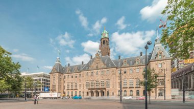 Coolsingel 'deki Rotterdam Belediye Binası' nın (Stadhuis van Rotterdam) hiperlapesi. Şehir merkezindeki az sayıdaki tarihi binadan biri. Trafik ve sokaktaki insanlar, bulutlu mavi gökyüzü. Hollanda