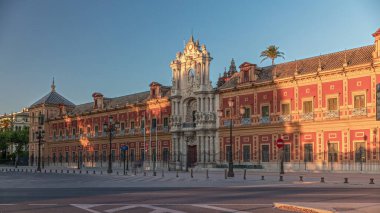 San Telmo Sarayı Seville, İspanya 'da zaman atlaması. Eskiden navigatörler için üniversite, şimdi ise Endülüs Hükümeti 'nin merkezi. Gün batımında süslemeli Barok mimarisi
